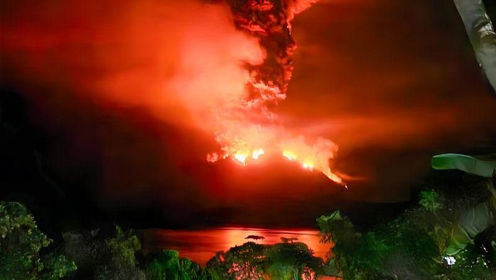 erupsi-eksplosif-yang-terjadi-pukul-0038-wita-pada-gunung-ruang-di-kabupaten-sitaro-sulawesi-utara-rabu-1742024-antaraho-pvmbg_169